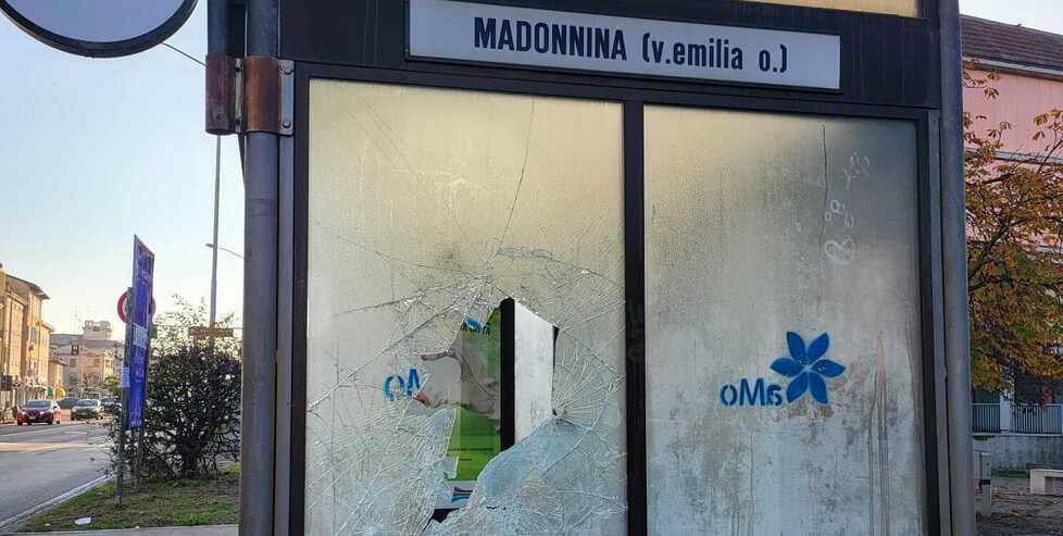 Modena. Paletti divelti e vetri spaccati La notte dei vandali alla Madonnina 