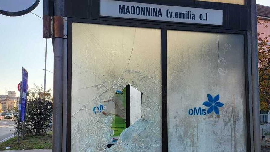 Modena. Paletti divelti e vetri spaccati La notte dei vandali alla Madonnina 