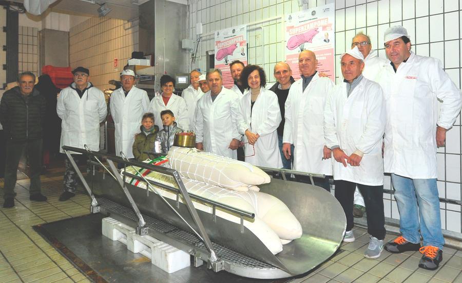 Castelnuovo Uno zampone da 405 chili pronto per la cottura