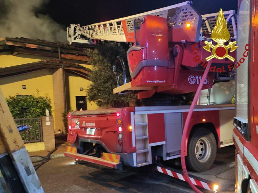 Tetto di una casa in fiamme a Massa Finalese