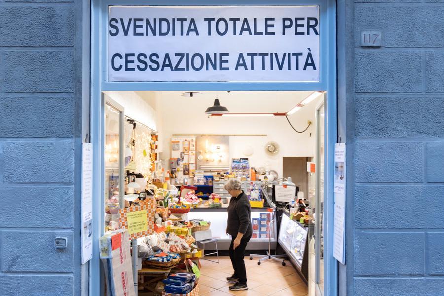 Firenze, giù il bandone di Carlesi dopo 60 anni: «Con 10 clienti al giorno è difficile andare avanti»