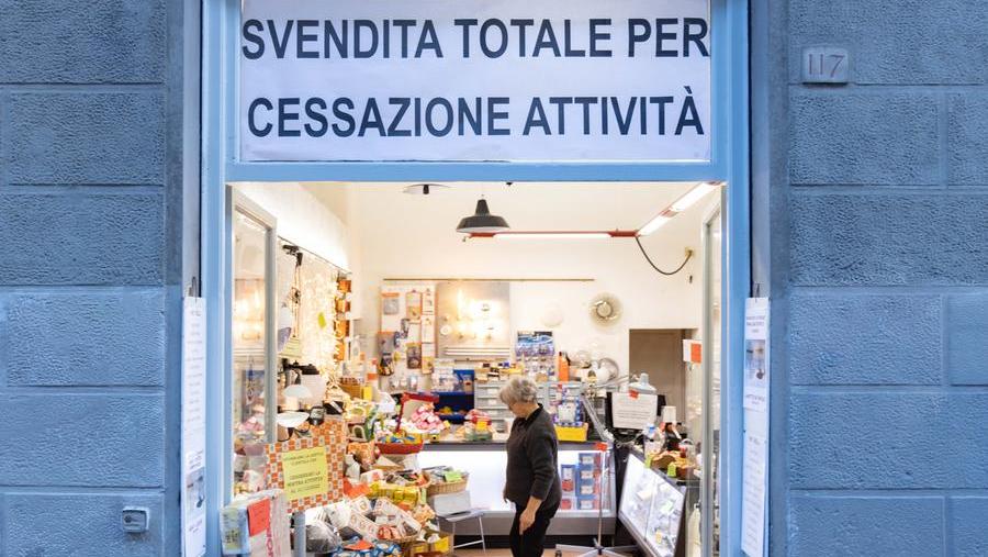 Firenze, giù il bandone di Carlesi dopo 60 anni: «Con 10 clienti al giorno è difficile andare avanti»