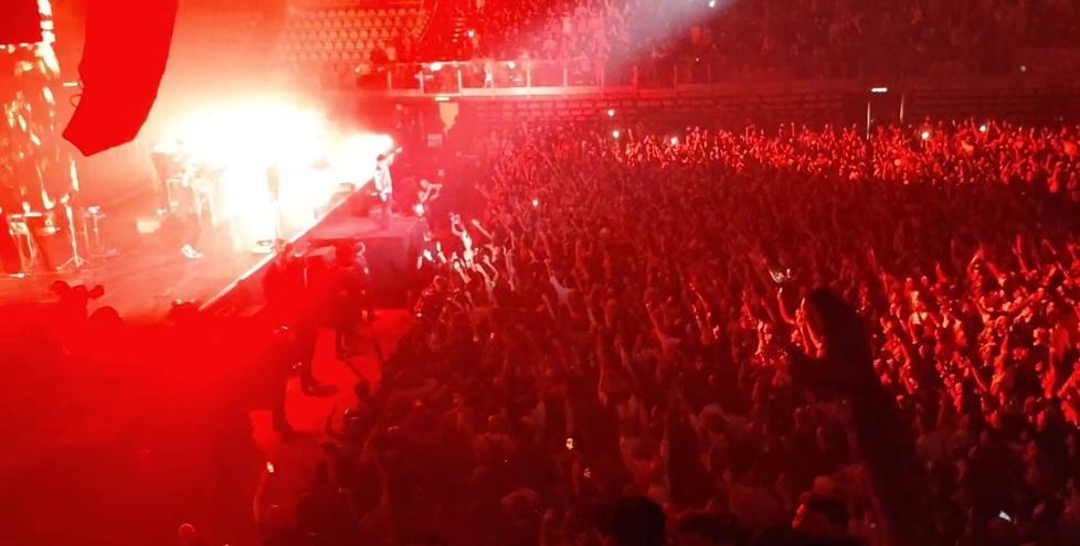 In alto la folla sabato sera al concerto di Salmo Venduti quasi 5000 biglietti