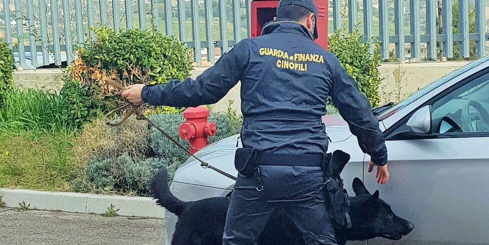Un militare dell’unità cinofila della guardia di finanza in una foto d’archivio
