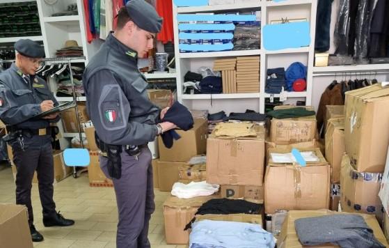 Vignola Finanza scopre laboratorio per “taroccare” vestiti con griffe alla moda. Sequestrati anche 6mila capi contraffatti per 200 mila euro – VIDEO