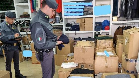 Vignola Finanza scopre laboratorio per “taroccare” vestiti con griffe alla moda. Sequestrati anche 6mila capi contraffatti per 200 mila euro – VIDEO