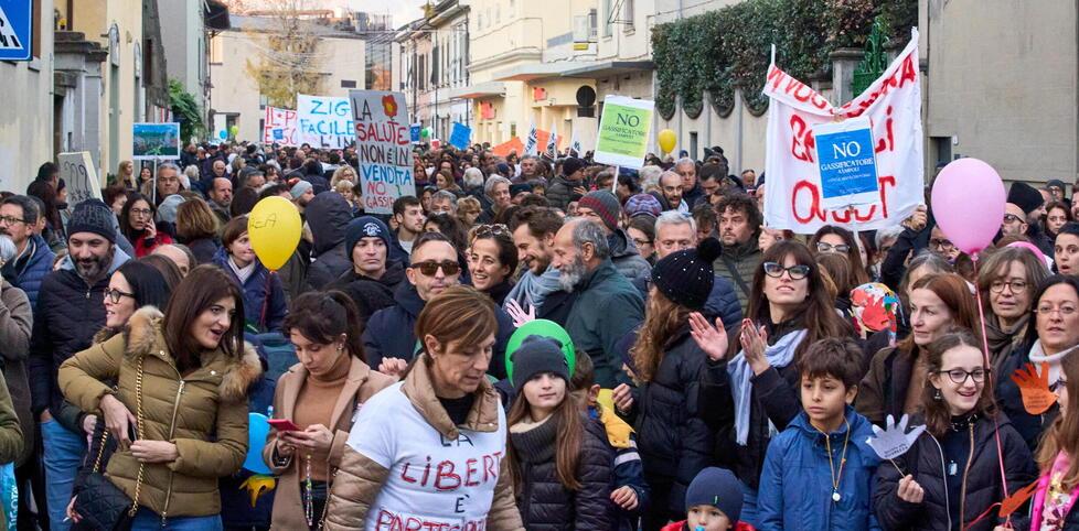 Nella foto di Autovino un momento del grande corteo di sabato pomeriggio che ha visto sfilare per il centro di Empoli, tra la stazione e piazza della Vittoria, tremila persone