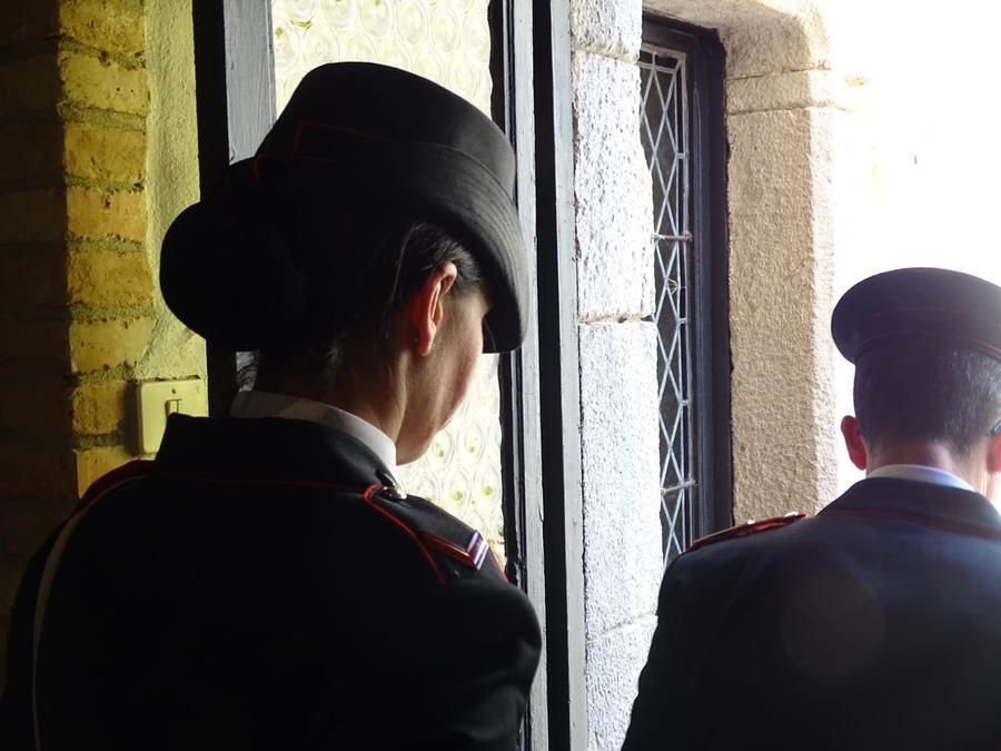 Litiga col marito e lo pugnala al petto con un coltello da cucina: agli arresti una 42enne di Sant’Antioco