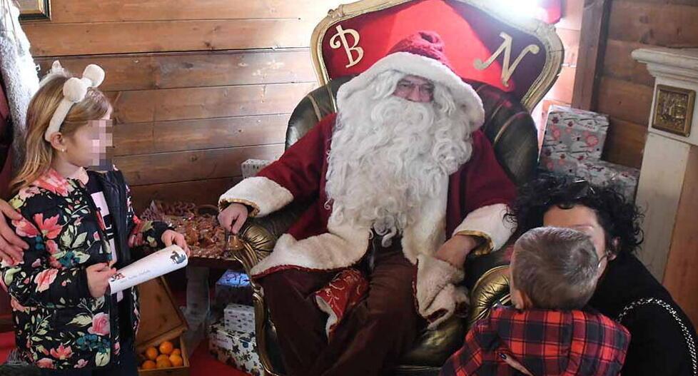 Festività, il centro storico di Massa tenta il rilancio. Gran folla alla casetta di Babbo Natale