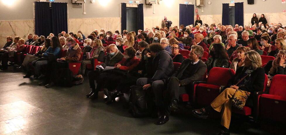 La platea gremita del cinema Garibaldi alla inaugurazione dell’anno accademico dell’Utl