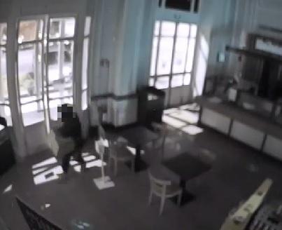 Un fermo immagine del filmato registrato dalle telecamere di sorveglianza del locale
