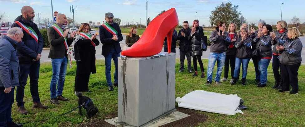 L’inaugurazione della scarpa rossa alla rotatoria in zona Centro dei Borghi