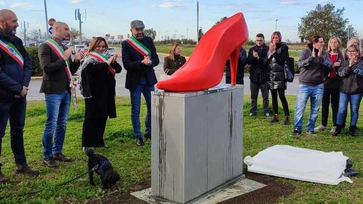 L’inaugurazione della scarpa rossa alla rotatoria in zona Centro dei Borghi