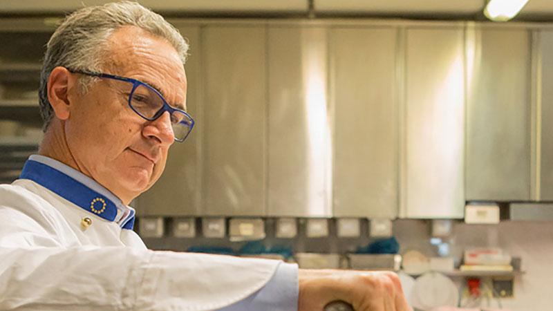 Paolo Pomposi, maestro gelatiere della catena Badiani, intento nella preparazione del famoso Buontalenti