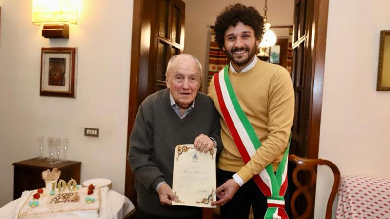 Mauro Salvadori riceve una pergamena in ricordo dei festeggiamenti dal vicesindaco del Comune di Empoli Fabio Barsottini