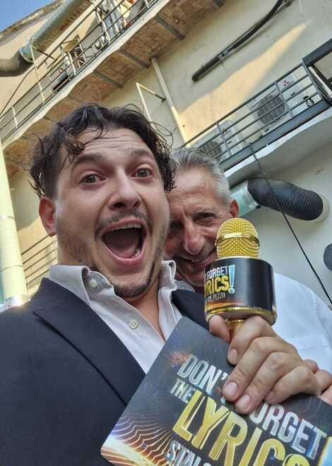 Mariotti col microfono d’oro e lo sguardo sorridente di babbo Dario accanto a lui