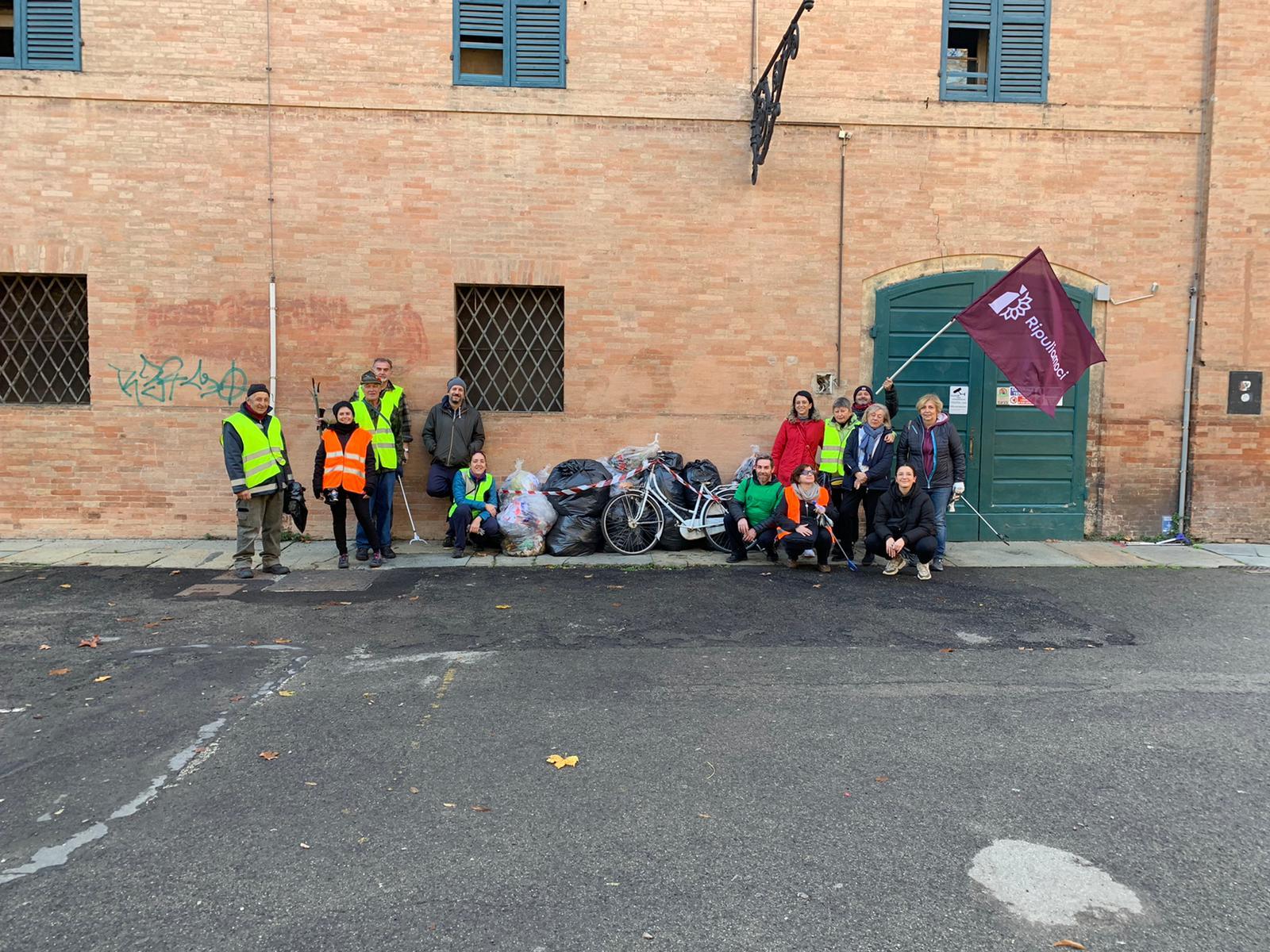 I volontari ripuliscono il Parco del Popolo: «Un’invasione di bottiglie di birra e tappi»