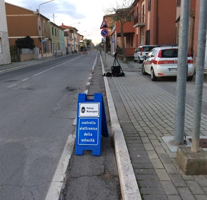 Il cartello che indica il controllo elettronico e la pattuglia della polizia municipale nei pressi dell’autovelox mobile che è stato installato in viale Matteotti, l’arteria che attraversa Scarlino Scalo fra la strada provinciale di Scarlino e la vecchia Aureli