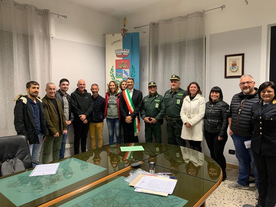 
	Il sindaco Andrea Abis per la foto di rito con i componenti della compagnia barracellare di Cabras

