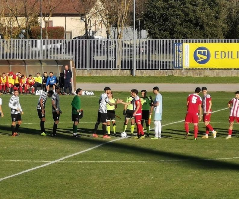 I due capitani al centro del campo prima dell’inizio Montecatini ha il miglior attacco del campionato