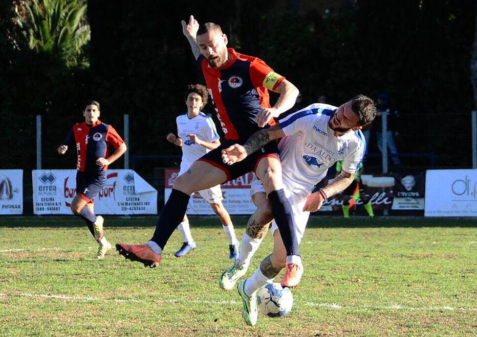 Nella foto, un contrasto aereo durante il derby di ieri tra Sporting  Cecina e Castiglioncello (foto Michele Falorni/Silvi)
