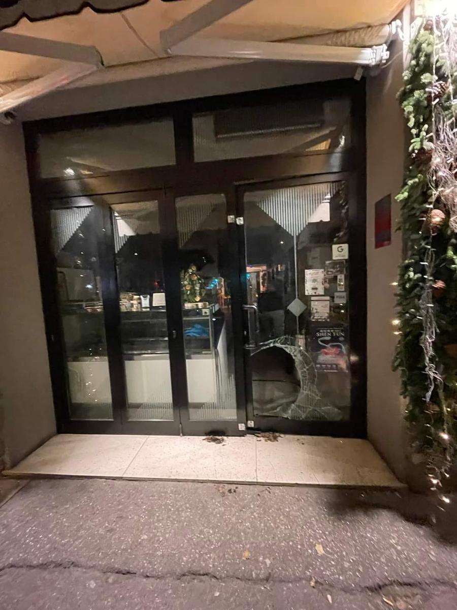 La banda del tombino colpisce ancora: nuova spaccata in una pasticceria di piazza Batoni