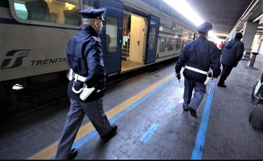 Pisa, sul treno con l'ascia: scoperto e denunciato dalla Polfer