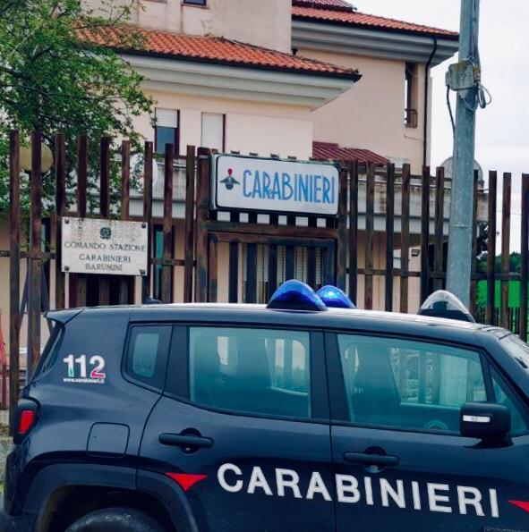 Invalido pestato mentre passeggia con la figlioletta