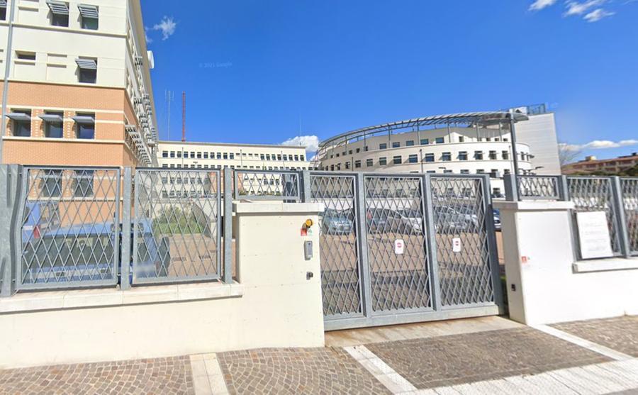 Trascina una donna nel bagno della questura per molestarla: arrestato