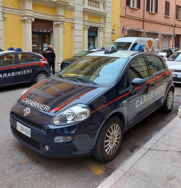 Carpi. Lo strano caso del macellaio: ha lo stipendio ma rapina l’Oviesse per un paio di pantaloni 