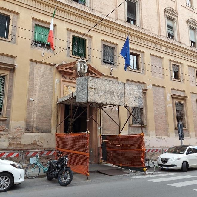 Modena. Bastona e violenta la sua ex