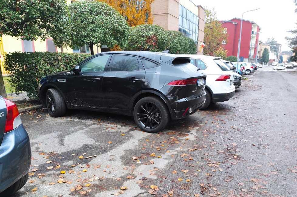 Modena Via Varoli, vetri rotti e auto derubate 