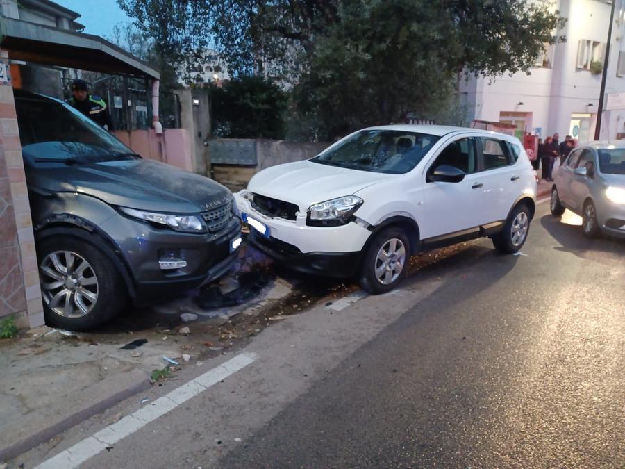 Olbia, ha un malore alla guida: abbatte un muretto e colpisce una macchina in sosta