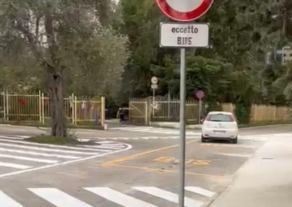 Sassari, ripristinata la fermata dell’autobus davanti alla succursale del Figari 