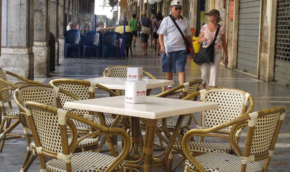 Nella foto i tavoli all’aperto di un bar in centro