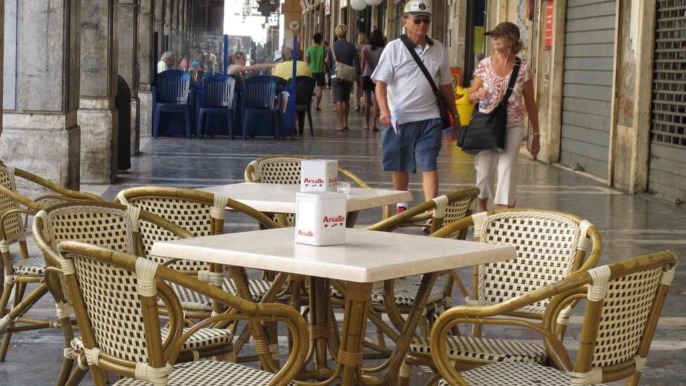 Nella foto i tavoli all’aperto di un bar in centro