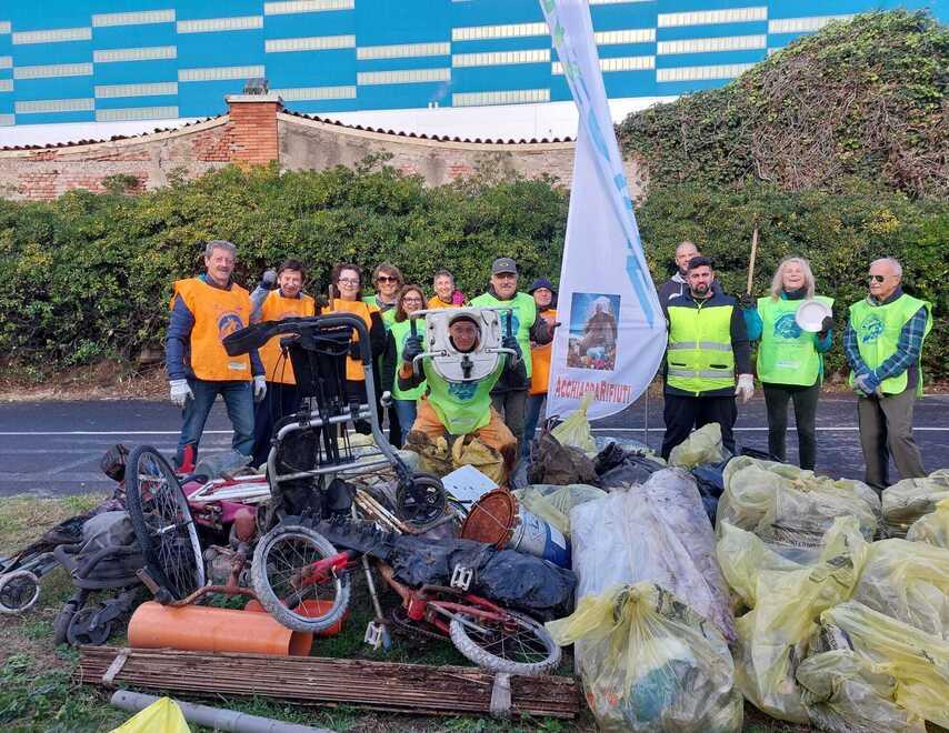 È Bellana, ma piena di rifiuti: «Durante la pulizia trovati resti dell’asfaltatura» 