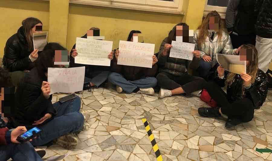 La protesta degli studenti nell’atrio della succursale di Fuori del Ponte