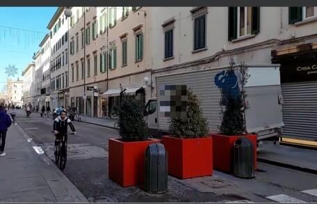 Slalom dei furgoni nella zona pedonale in via Ricasoli: «Qui è terra di nessuno» 