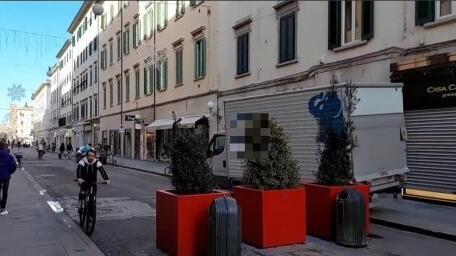 Slalom dei furgoni nella zona pedonale in via Ricasoli: «Qui è terra di nessuno»