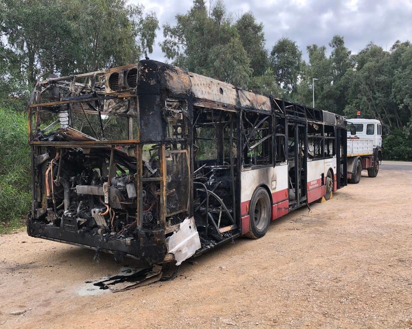 Alghero, in fiamme un bus della linea urbana: autista miracolosamente illeso 