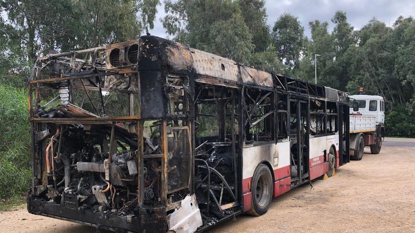 Alghero, in fiamme un bus della linea urbana: autista miracolosamente illeso 