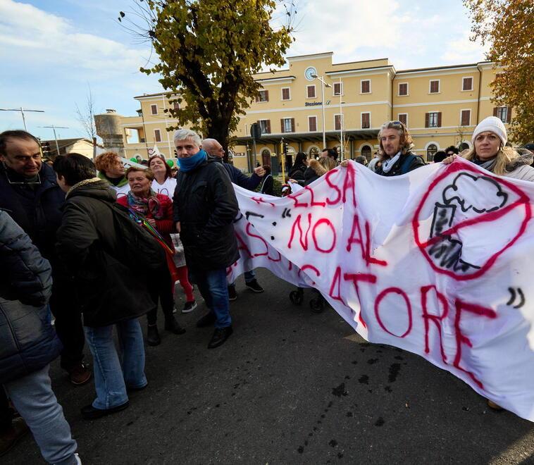 Uno striscione contro il gassificatore al corteo di sabato (foto Autovino)