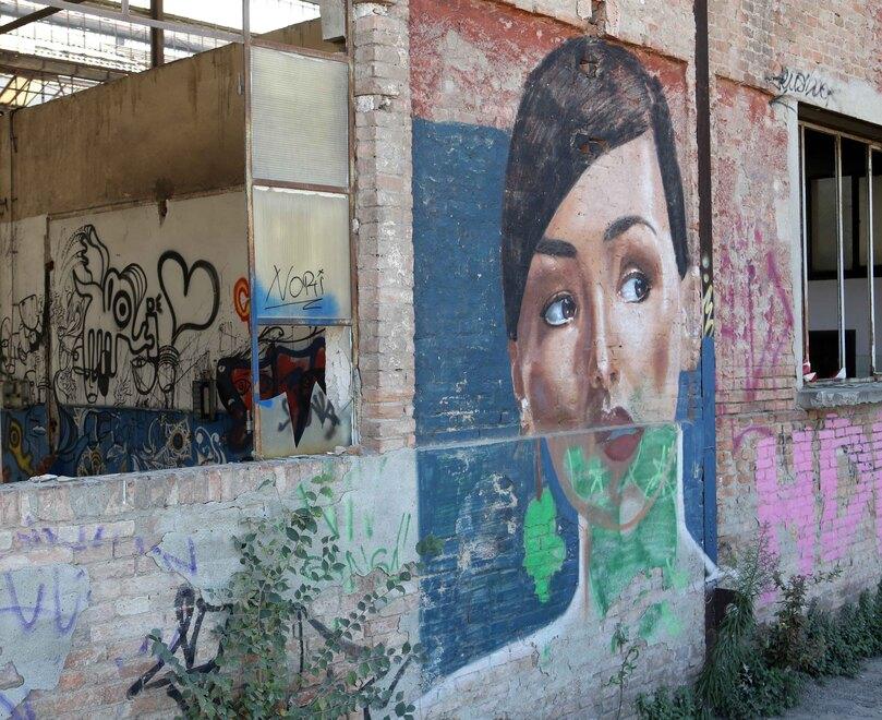 Nella foto d’archivio un’opera di street art su una parete abbandonata