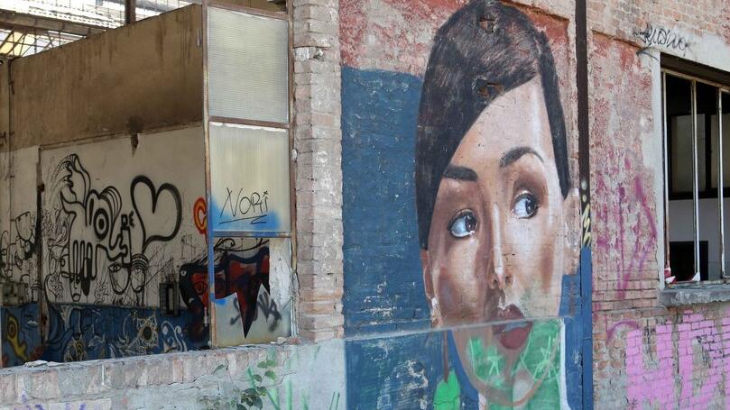Nella foto d’archivio un’opera di street art su una parete abbandonata