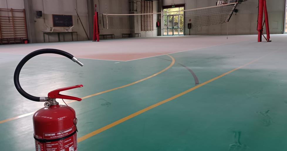 Vandalizzata la palestra della scuola Galilei «Tutto da ripulire, servono le telecamere»