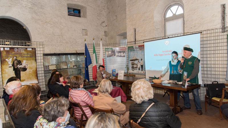 La “lezione” nella sede dei Lucchesi nel mondo (foto Ilaria Genovesi)