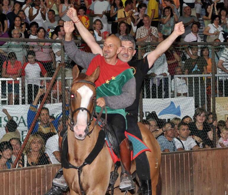 Il fantino Gino Culatore con l’ex presidente Braccialini
