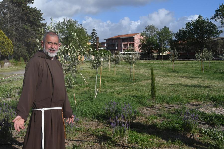 
	Padre Cristiano Raspino davanti al Parco della Pace adiacente alla chiesa e al convento dei frati Cappuccini


