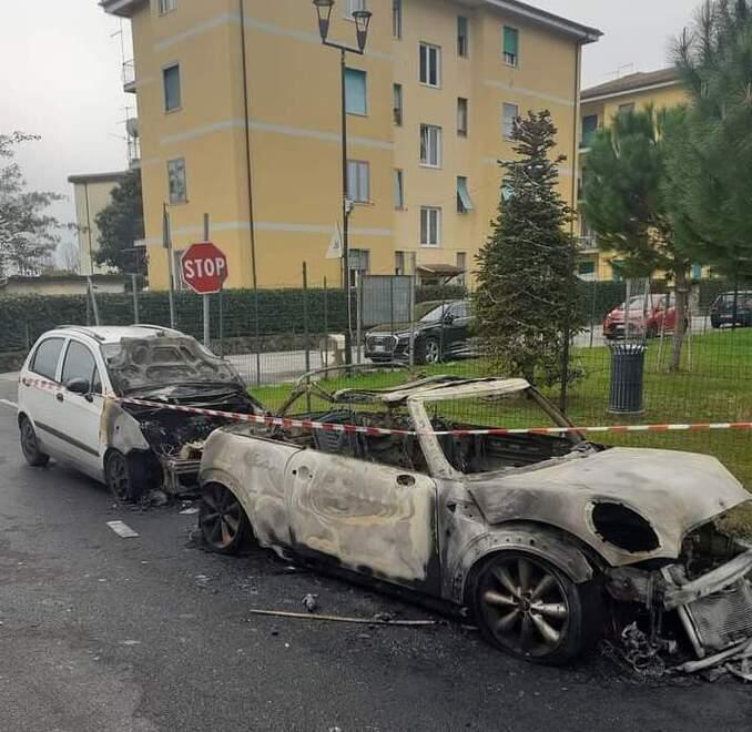 Le due auto andate a fuoco nella notte fra domenica 27 e lunedì 28 novembre nel quartiere Africa a Pietrasanta, in via Campanella. Sta indagando la polizia, che esclude la possibilità di un incendio doloso